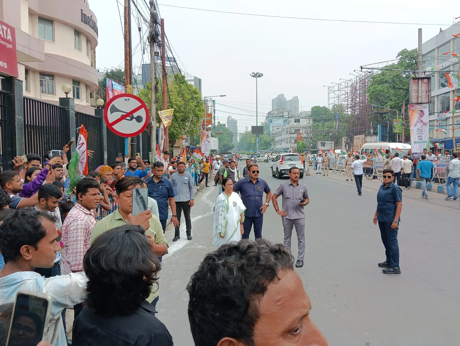‘আমাদের আর্শীবাদ করো’, রিজওয়ানুরের মাকে জড়িয়ে বললেন মমতা