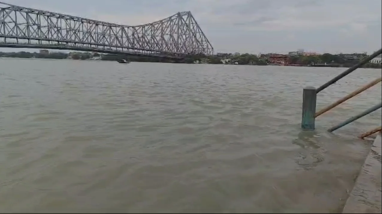 ঘূর্ণিঝড় 'রেমাল' সতর্কতায় হুগলি নদীতে ফেরি পরিষেবা বন্ধ থাকবে