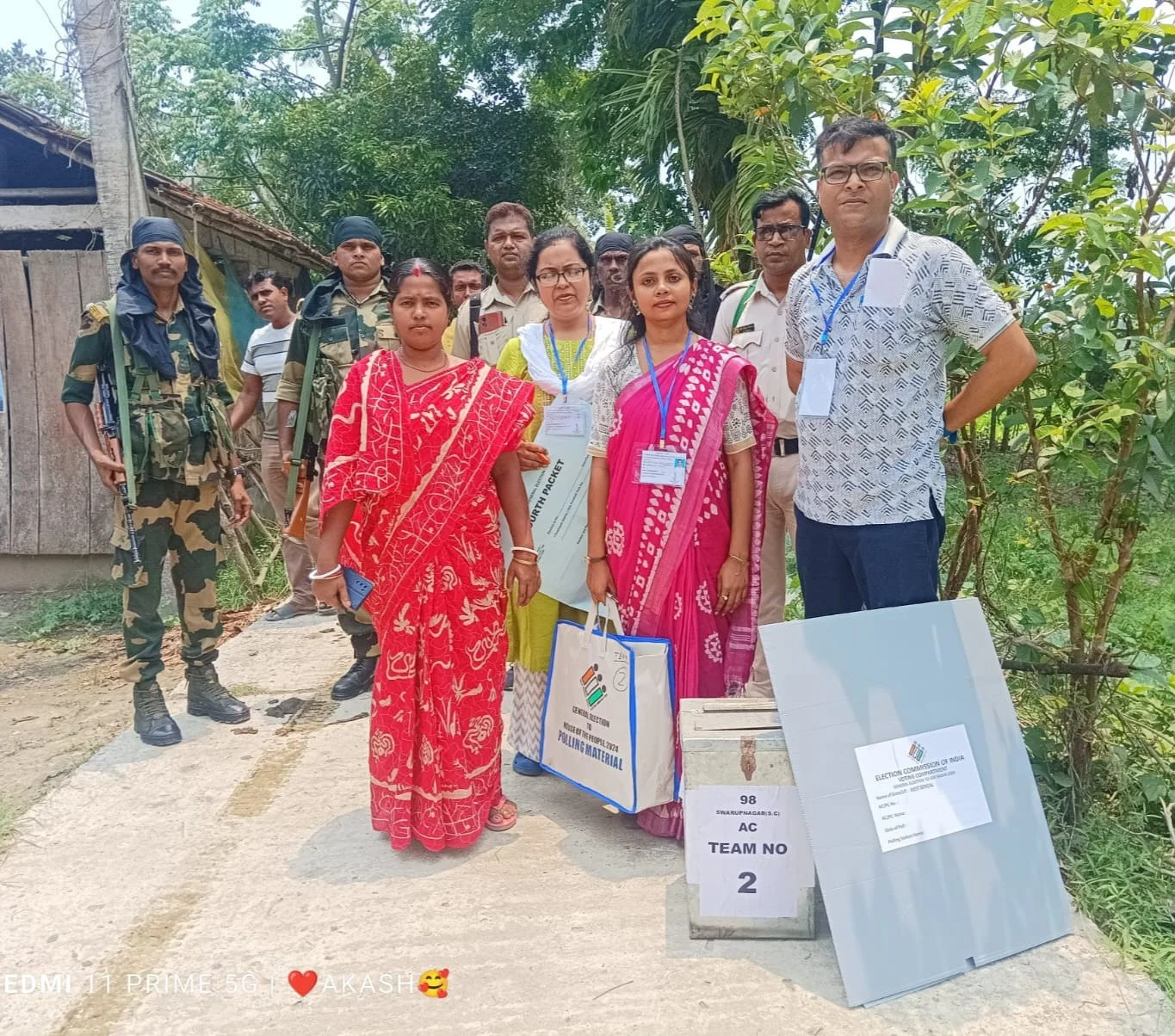 বাড়ি থেকেই বিশেষভাবে সক্ষমদের ভোট গ্রহণ স্বরূপনগরে