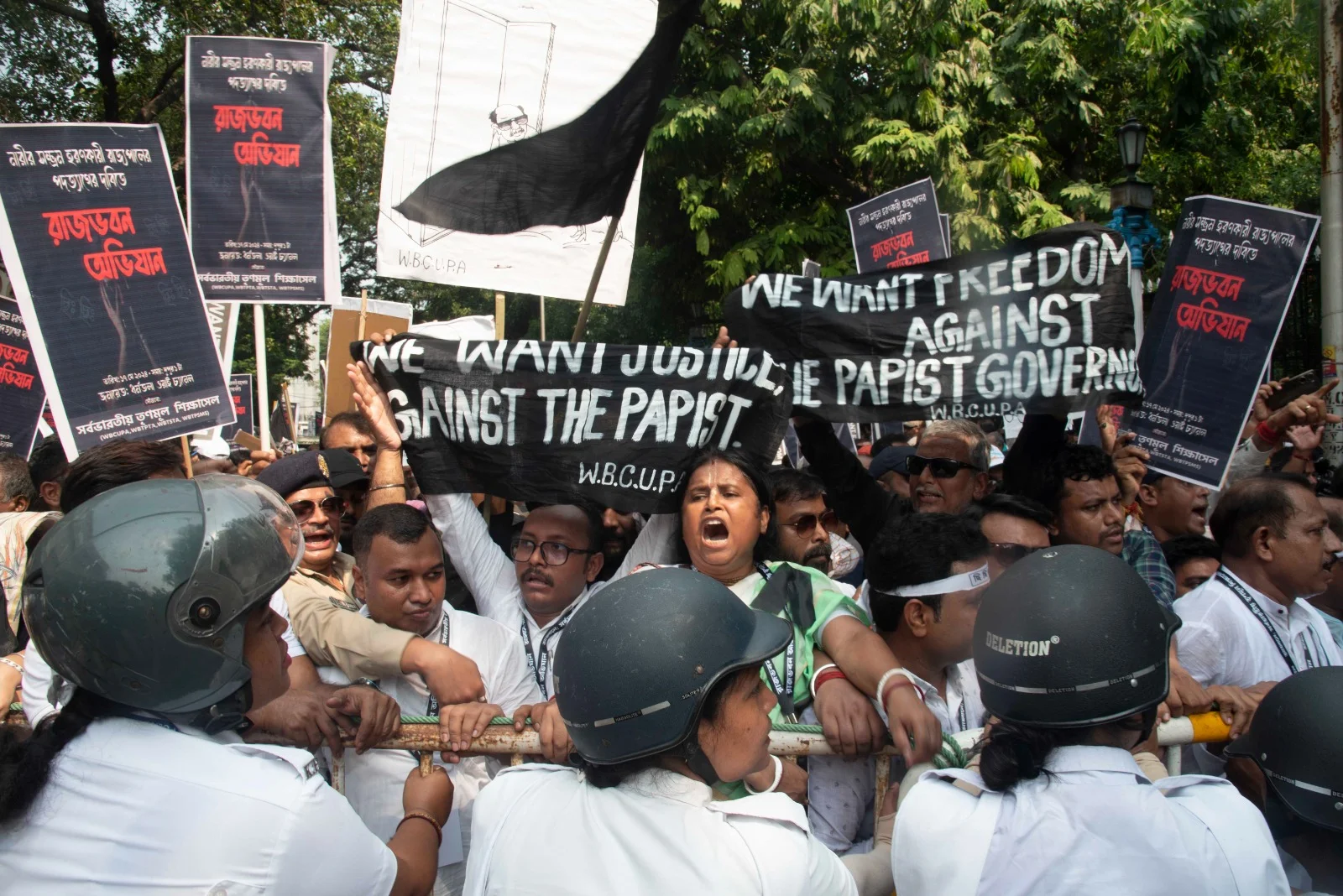 রাজ্যপালের পদত্যাগ চেয়ে তৃণমূল শিক্ষা সেলের রাজভবন অভিযান, পুলিশের সঙ্গে ধস্থাধস্তি