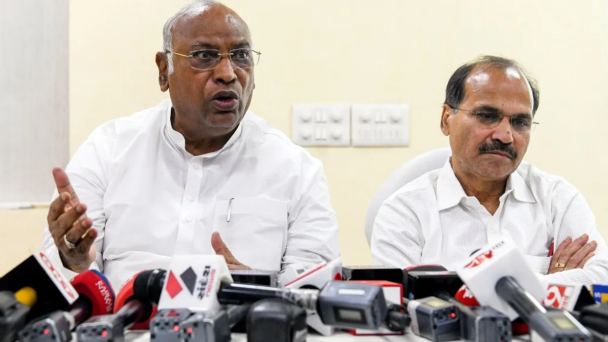 দলের সিদ্ধান্ত না মানতে পারলে বেরিয়ে যেতে হবে বলে-অধীরকে হুঁশিয়ারি খাড়্গের