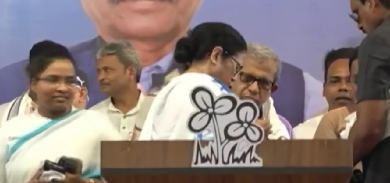 ঝাড়গ্রামে প্রচার চলাকালীন মুখ্যমন্ত্রীর চটি ছিঁড়ে বিপত্তি, সেফটিফিন লাগাতে গিয়ে ফুটে গেল আঙুলে