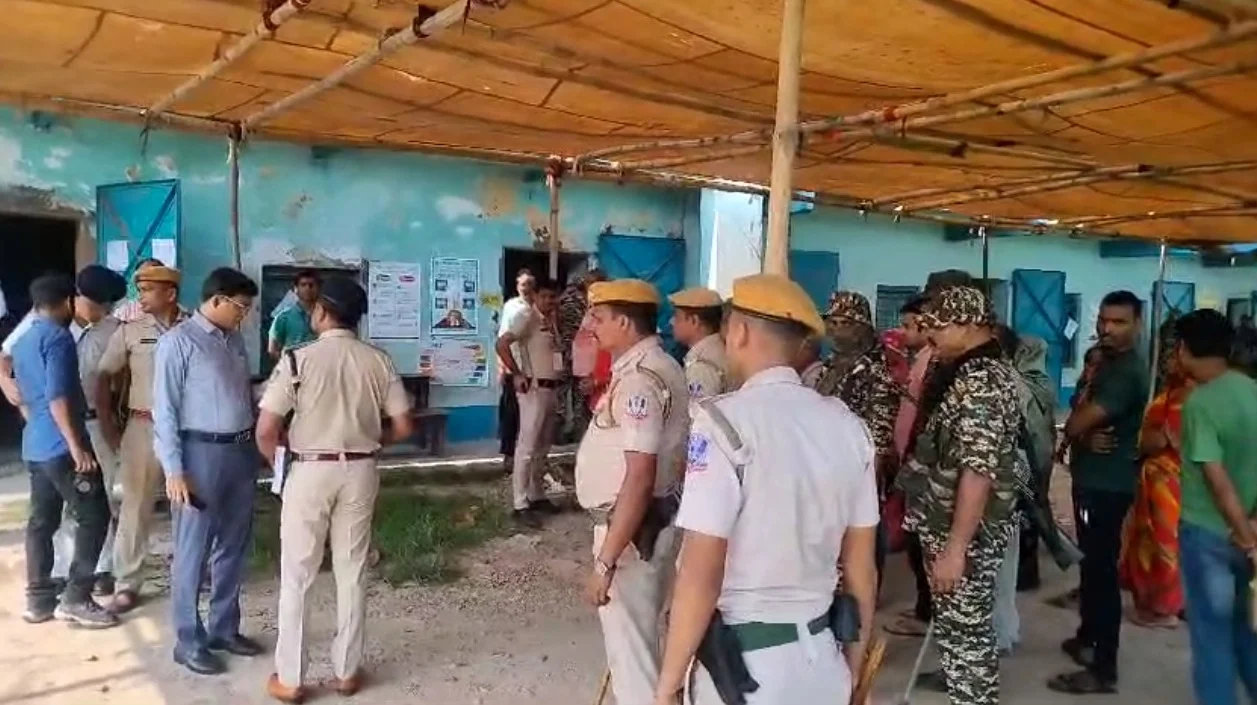 হাওড়া: উত্তেজনা বালি সহ লিলুয়াতে, ভোট দিলেন প্রসূন বন্দ্যোপাধ্যায়, রথীন চক্রবর্তী, মনোজ তিওয়ারি