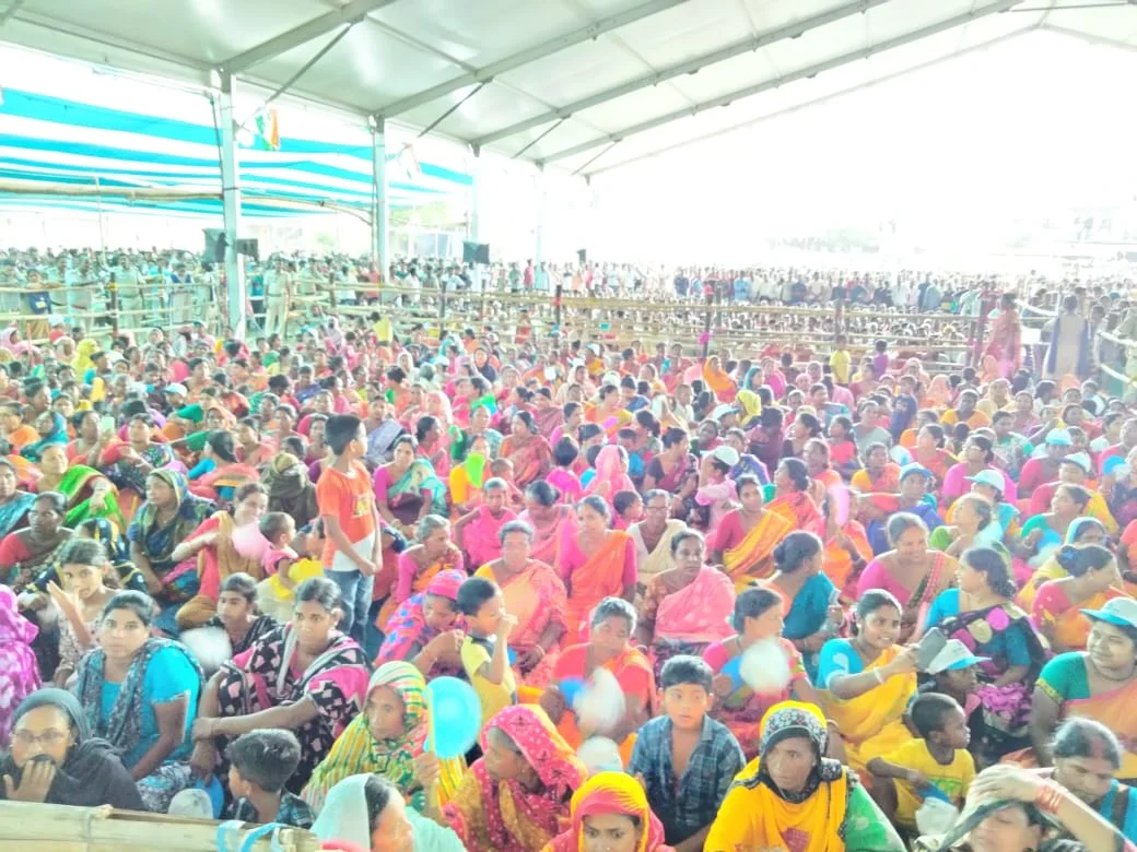 'দিদি টাকা পাচ্ছি', হাড়োয়াতে প্রচারচলাকালীন মুখ্যমন্ত্রীকে কাছে পেয়ে 'লক্ষ্মীর ভান্ডার' নিয়ে আবেগে ভাসলেন মহিলারা