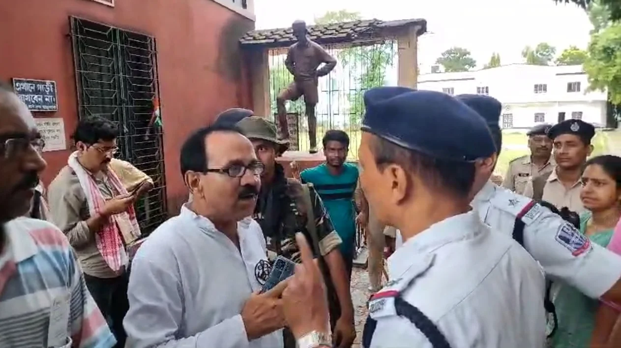 হাওড়া: উত্তেজনা বালি সহ লিলুয়াতে, ভোট দিলেন প্রসূন বন্দ্যোপাধ্যায়, রথীন চক্রবর্তী, মনোজ তিওয়ারি