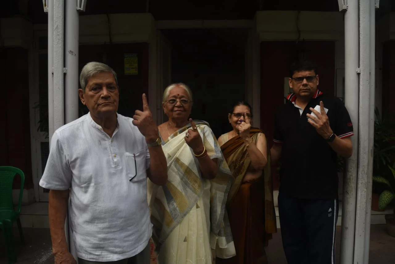 সস্ত্রীক ভোট দিলেন উত্তর কলকাতার তৃণমূল প্রার্থী সুদীপ বন্দ্যোপাধ্যায়
