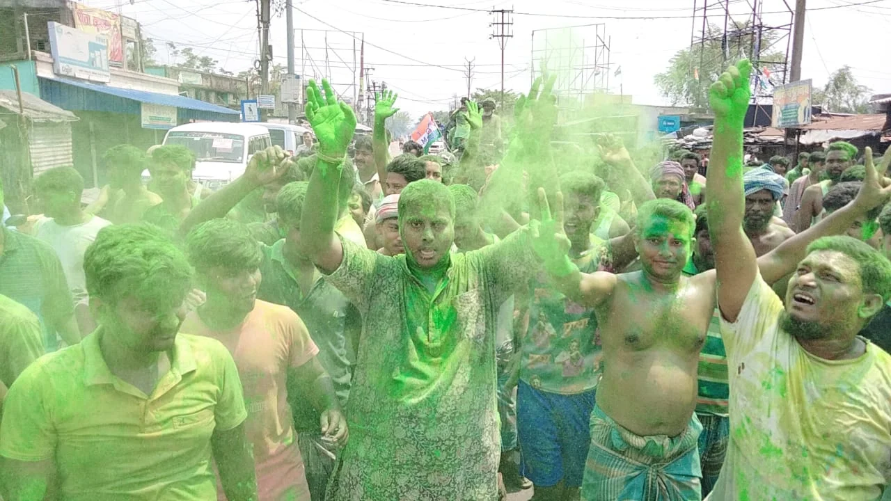 রাজ্যে ৩০ আসনে এগিয়ে তৃণমূল, সবুজ আবীর মাখা শুরু জেলায় জেলায়