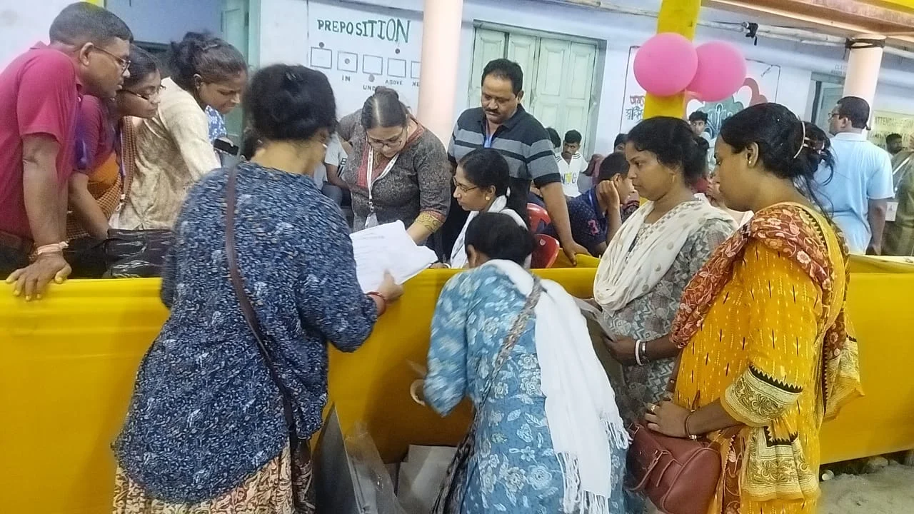 ‘আমি তো বেঁচে আছি!’ ভোটার তালিকায় ‘মৃত’ বৃদ্ধা, বুথের ভেতর কান্নায় ভেঙে পড়লেন ভোটার