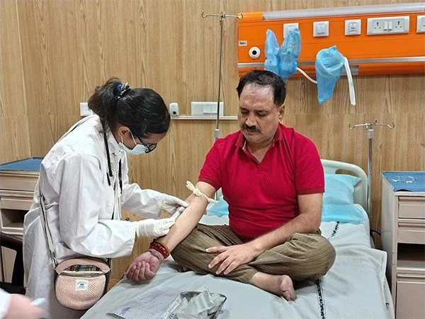 আপকে দূষে দূষিত যমুনায় স্নান করে গায়ে চুলকানি বিজেপি সভাপতির, হাসপাতালে চিকিৎসাধীন