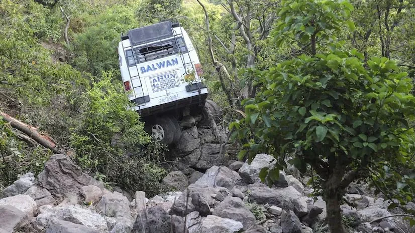 ২০০ ফিট গভীর খাদে বাস, নিহত কমপক্ষে ২৩