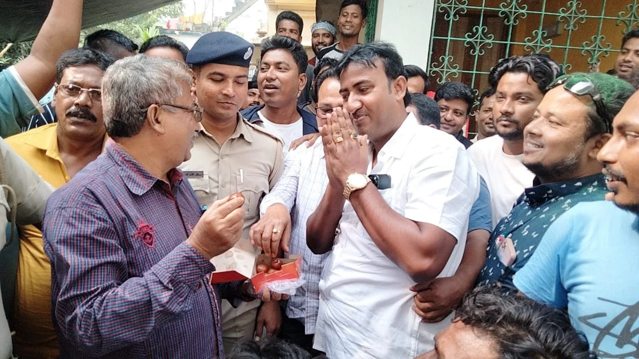 উপনির্বাচনে ছক্কা হাঁকাল TMC,  সবুজ আবির মেখে জয়োল্লাস কর্মী সমর্থকদের