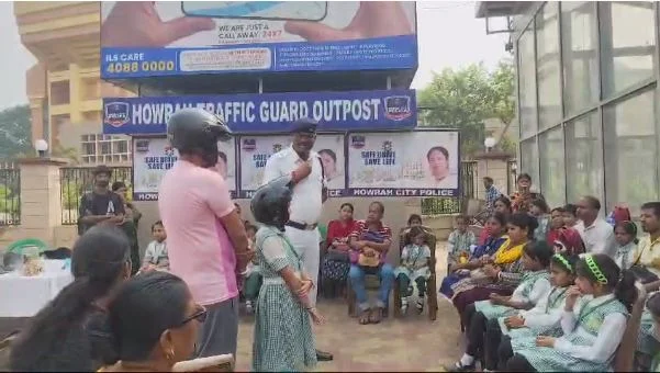 শিশু দিবসে ক্ষুদে পড়ুয়াদের ট্রাফিক সচেতনতার পাঠ দিল ট্রাফিক পুলিশ