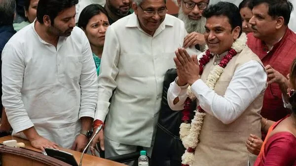 জোর ধাক্কা পদ্মশিবিরে, দিল্লি পুর নিগমের নয়া মেয়র আপের মহেশ খিচি