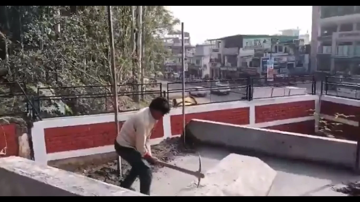 দুন স্কুল চত্বরে থাকা পুরানো মাজার ভেঙে দিল উগ্র গেরুয়া বাহিনী