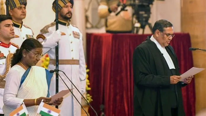 ৫১তম প্রধান বিচারপতি হিসাবে সোমবার শপথ নিলেন সঞ্জীব খান্না