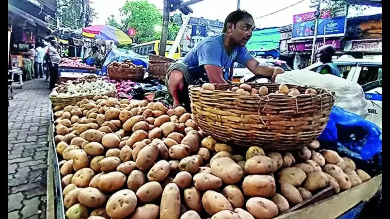 মমতা বলার পরই শুরু তৎপরতা, আলু পিয়াজের দাম কী কমবে? প্রশ্ন ক্রেতাদের