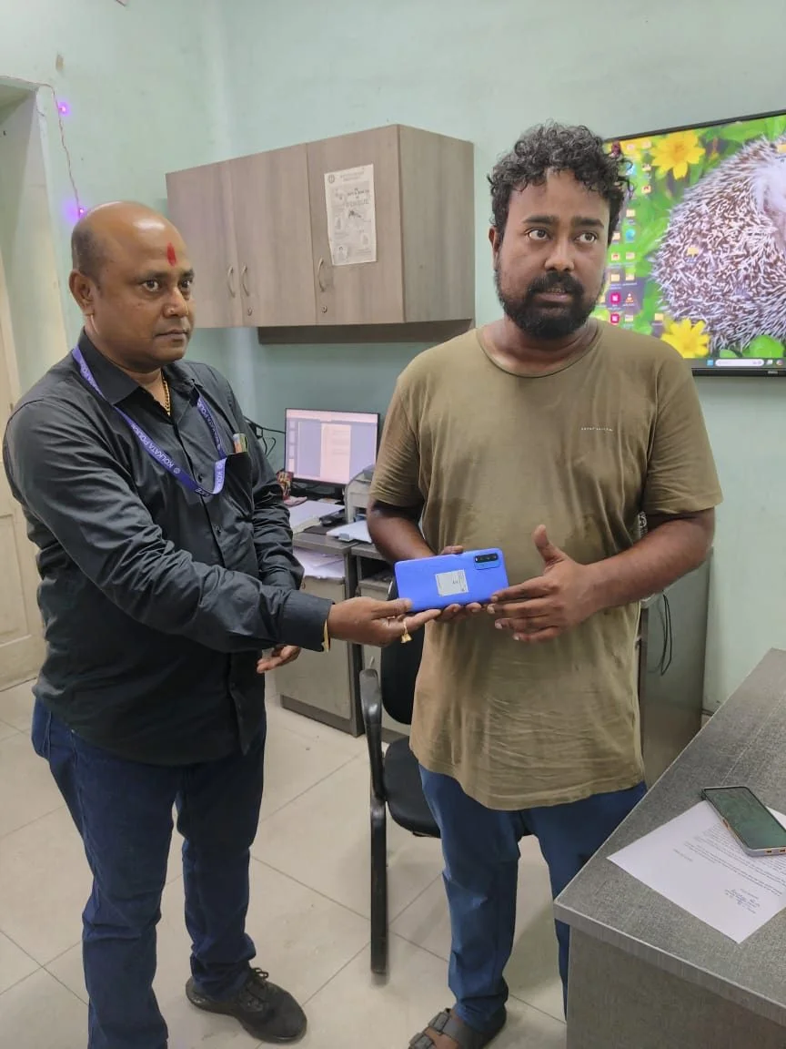 অনশন মঞ্চ থেকে হারিয়ে যাওয়া ফোন ফেরাল কলকাতা পুলিশ