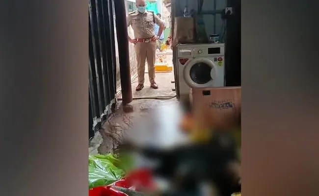 টাইলস অর্ডার, ভেলিভারি বাক্সে এল টুকরো টুকরো দেহাংশ