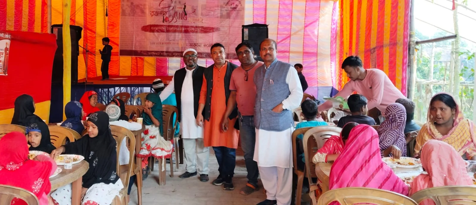 অনাথ ও দুঃস্থদের নিয়ে মধ্যাহ্নভোজনে মাতলেন বারাসত উত্তরাচলের বাসিন্দারা