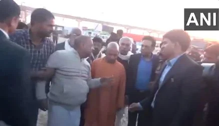 কুম্ভমেলায় ব্যাপক আগুন, ঘটনাস্থল পরিদর্শনে যোগী আদিত্যনাথ