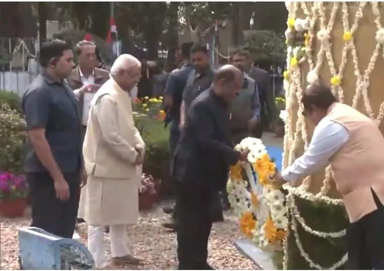 মহাত্মা গান্ধির আদর্শ ও নীতিতে বেঁচে থাকা উচিত: রাজ্যপাল বোস