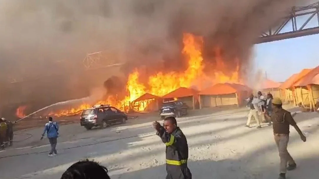 গ্যাস সিলিন্ডার ফেটে বিস্ফোরণ, কুম্ভমেলায় ব্যাপক আগুন