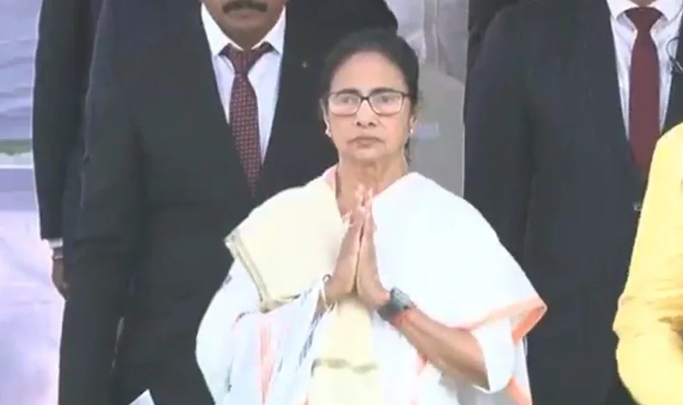 সাধারণতন্ত্রের বল জনগণের শক্তিতে, স্মরণ করালেন মুখ্যমন্ত্রী