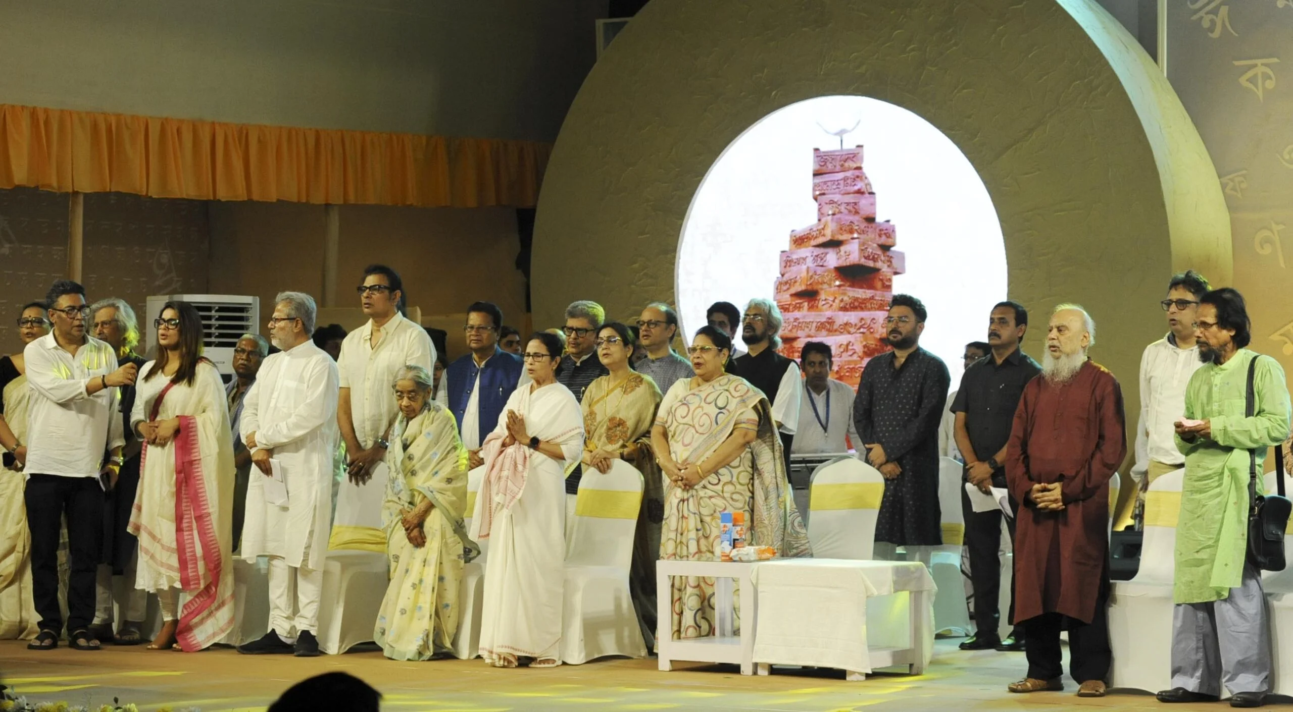 সব ভাষাকে সম্মান করে বাংলা: মমতা