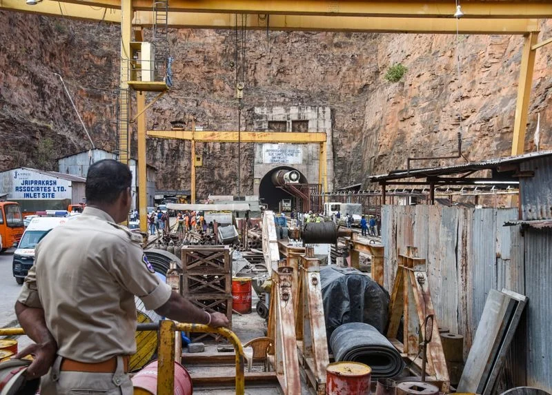 সুড়ঙ্গে এখনও আটকে ৮জন, উদ্ধারের কাজে বিকল্প পথের খোঁজ