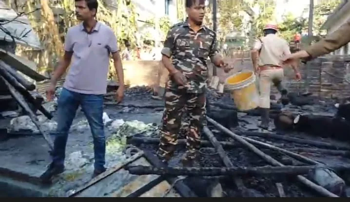 কল্যাণীর বাজি কারখানায় বিস্ফোরণ: ঝলসে মৃত্যু ৪ জনের, আতঙ্ক কাটেনি স্থানীয়দের