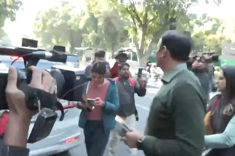 কেজরিওয়ালের বাসভবনে এসিবি-র তল্লাশি, 'পদ্মের রাজনৈতিক খেলা' বলছে আপ