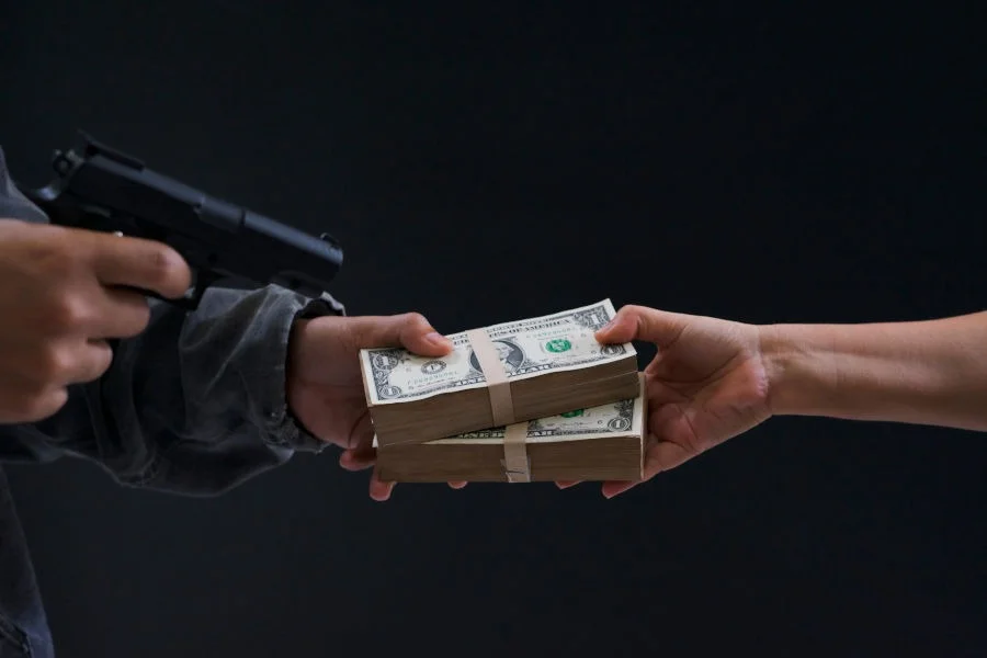 মধ্যরাতে দমদমে ডাকাতি