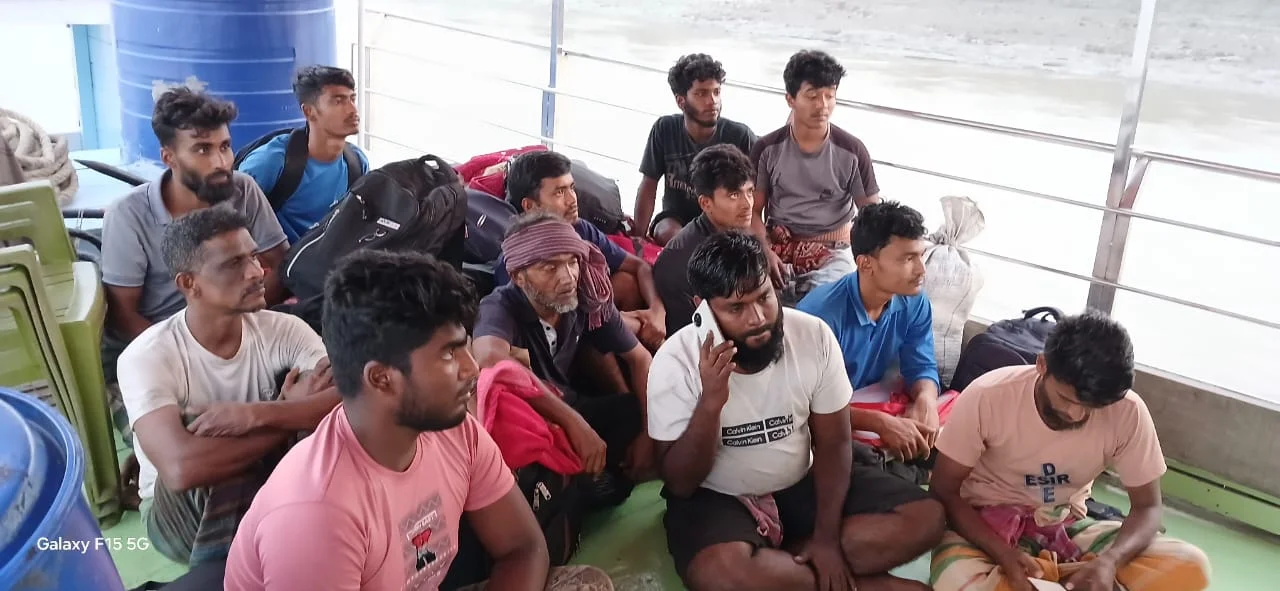সাগরের ঘোড়ামারার কাছে ডুবে যাওয়া বার্জ থেকে উদ্ধার ১২ জন বাংলাদেশী