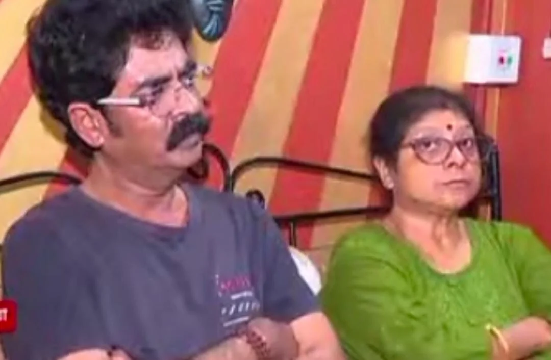 শহরে দুষ্কৃতীদের দৌরাত্ম্য অব্যাহত, ঢাকুরিয়ার প্রকাশ্য রাস্তায় মহিলার গলা থেকে হার ছিনতাই