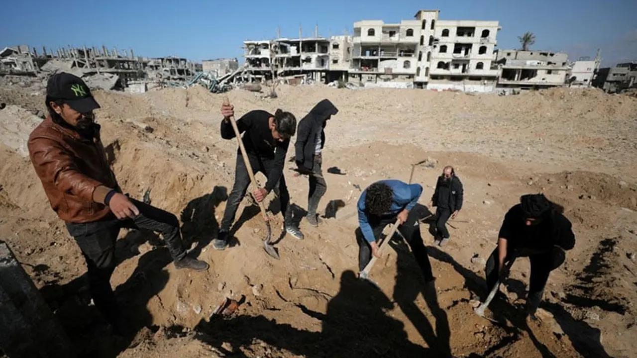 গাজায় বালির ঢিবি থেকে ৬৬ ফিলিস্তিনির লাশ উদ্ধার