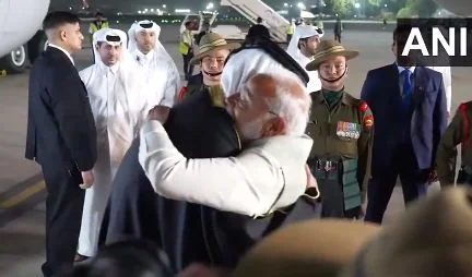 দু'দিনের ভারত সফরে কাতারের আমির, আলিঙ্গন মোদির