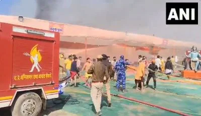 মহাকুম্ভে ফের মহা বিপত্তি: ভয়ঙ্কর আগুনে জ্বলছে তাঁবু, দমকলের একাধিক ইঞ্জিন