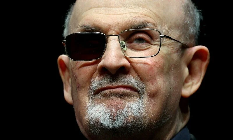 ২০২২ সালে মঞ্চে ছুরিকাঘাত, অভিযুক্ত ব্যক্তির বিরুদ্ধে সাক্ষ্য দিলেন রুশদি