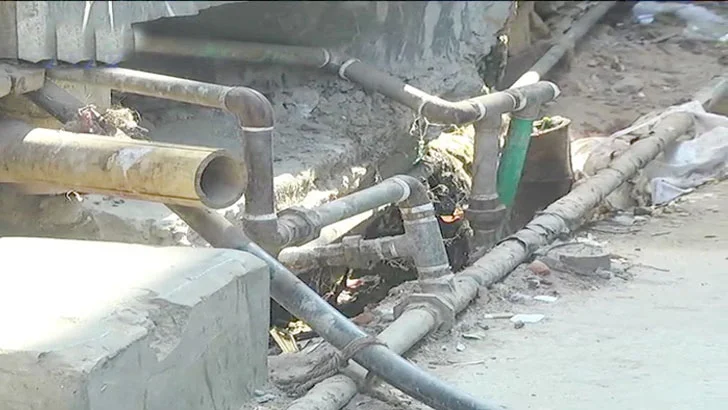 সমুদ্রগড়ে নলকূপের পাইপে বের হচ্ছে গ্যাস