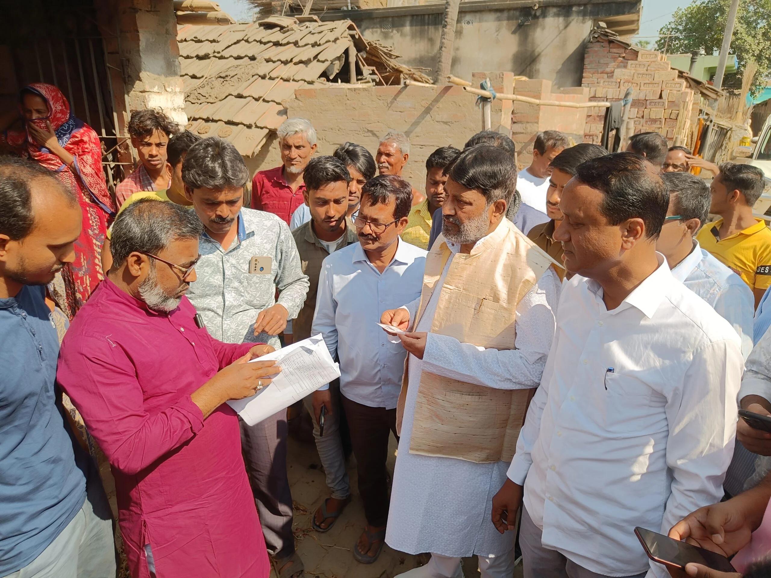 ভোটার তালিকা যাচাইচের কাজে সাংসদ আবু তাহের খান