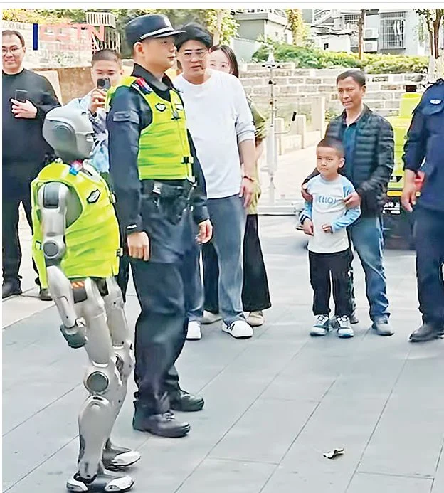 চিনের রাস্তায় রোবট পুলিশ