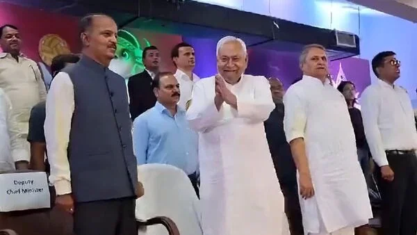 জাতীয় সঙ্গীত চলাকালীন হাসি-ঠাট্টা, নীতীশকে 'অচেতন' কটাক্ষ তেজস্বীর