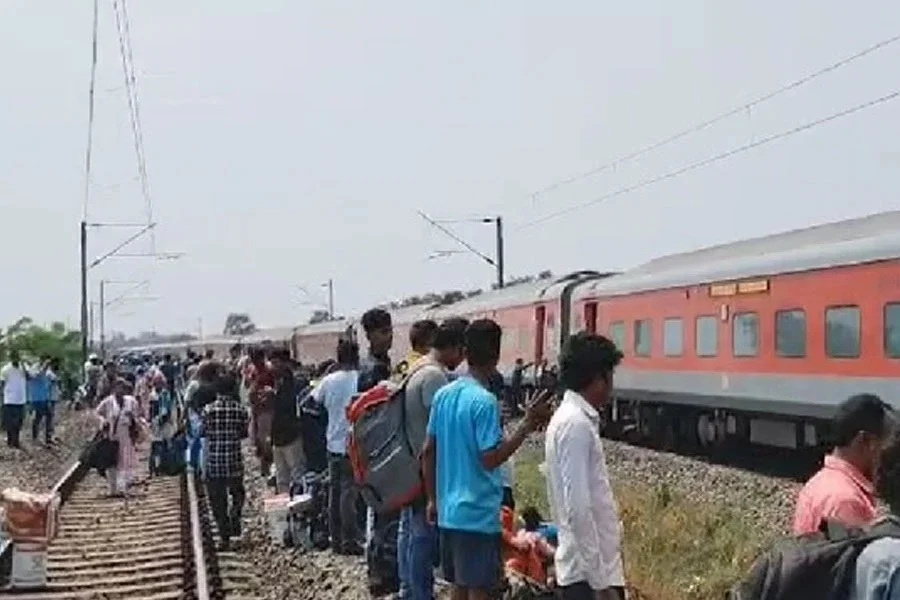 লাইনচ্যুত কামাখ্যা এক্সপ্রেস, চলছে উদ্ধারকাজ