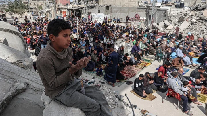 রক্তাক্ত গাজায় বিষাদের সুর, স্বজনদের লাশ কাঁধে নিয়ে Eid ul-Fitr উদযাপন