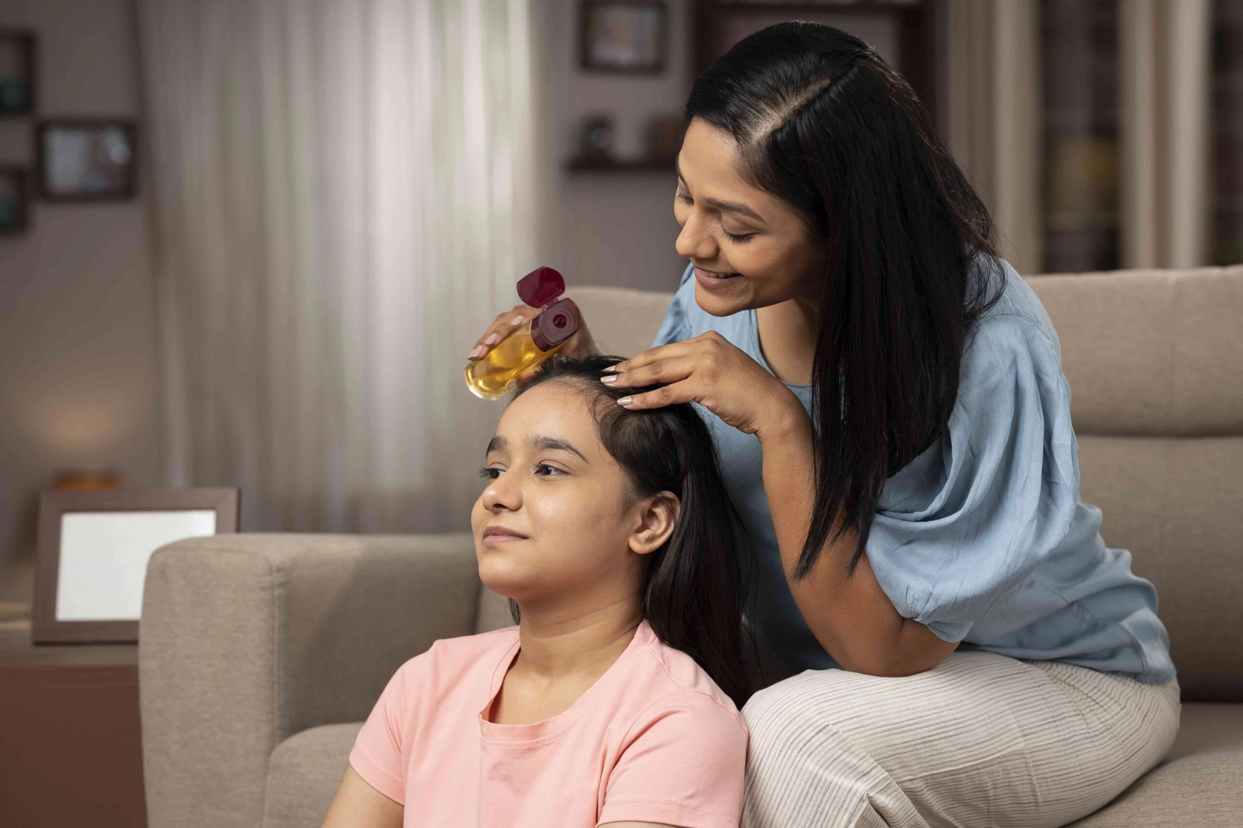 নিয়মিত তেল মাখলেই চুল পড়া বন্ধ হয়, কী বলছেন কেশচর্চা শিল্পীরা