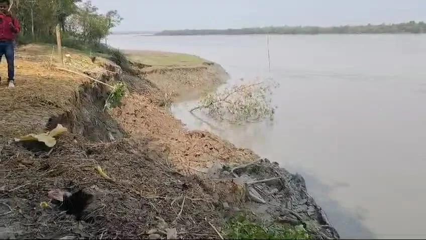 সুন্দরবনের হোগল নদীর বাঁধে ধস, আতঙ্কিত এলাকার মানুষ