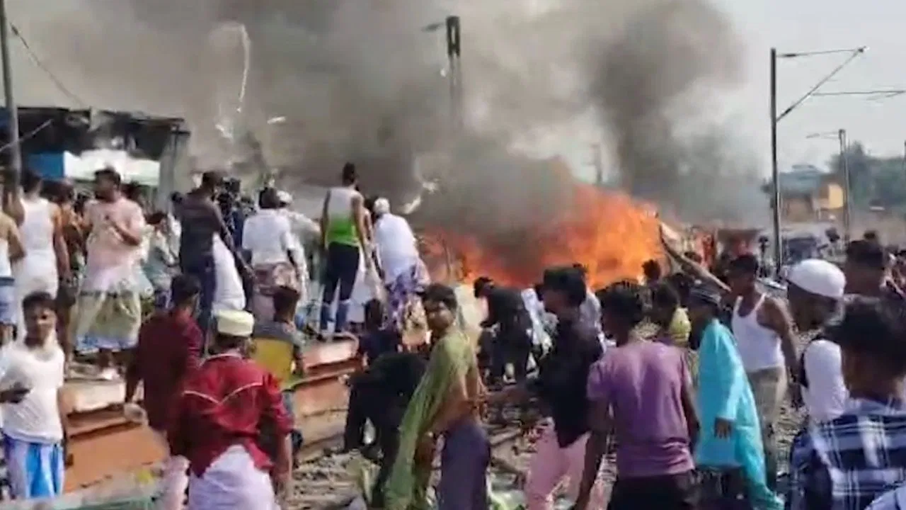 মগরাহাট স্টেশনে আগুন, ট্রেন চলাচল বন্ধ