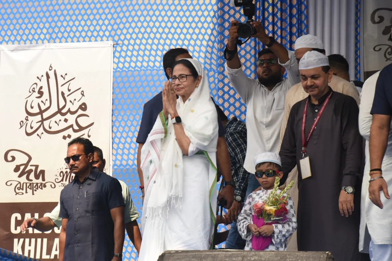 খুশির Eid ul-Fitr : রেড রোডে শামিল মমতা-অভিষেক