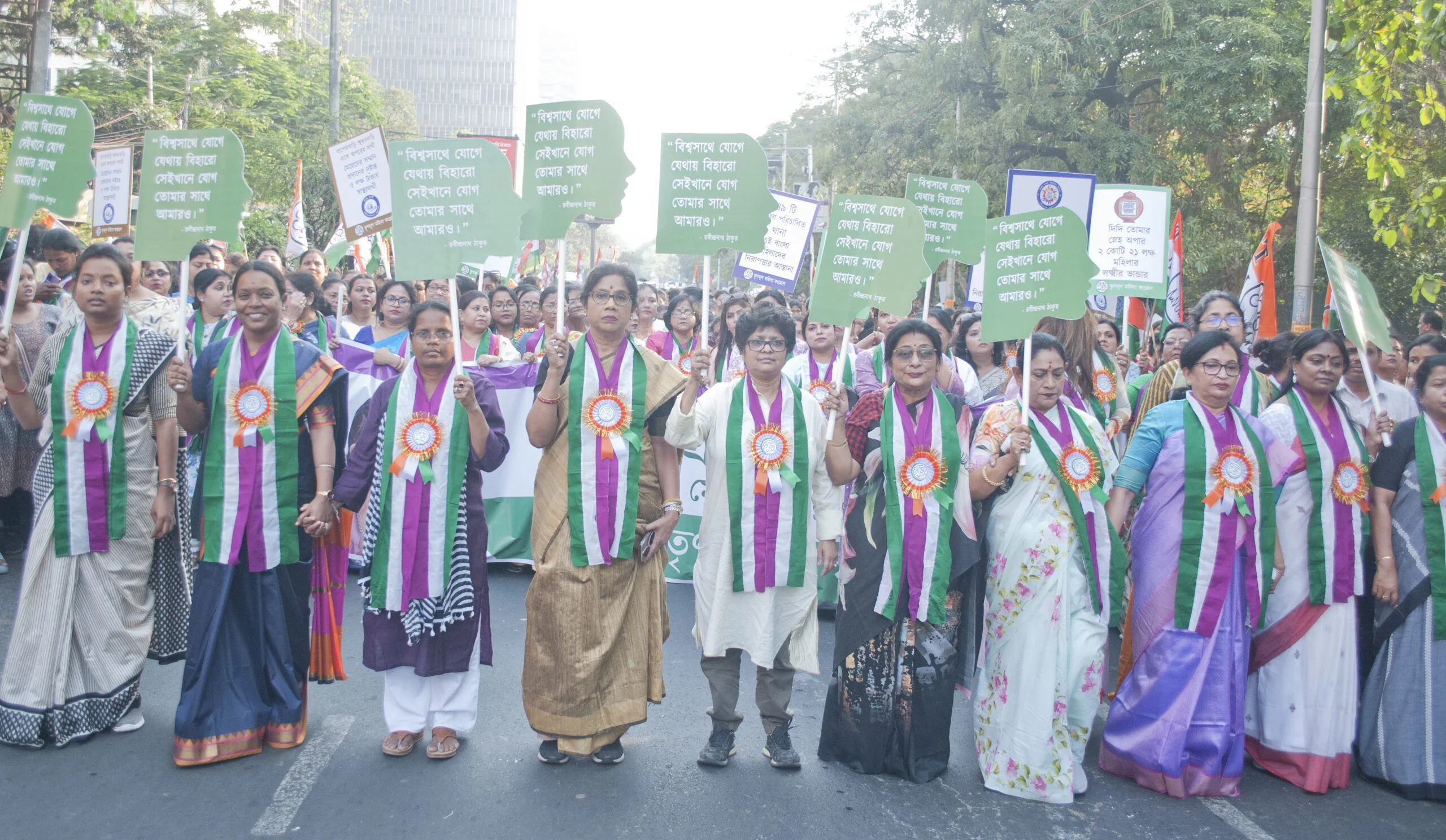 নারী দিবসের মিছিলে বাংলার প্রকল্পের প্রচার মহিলা তৃণমূলের