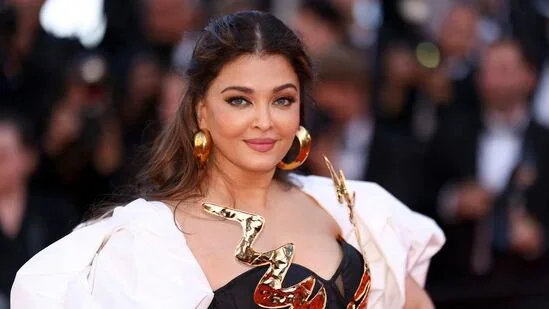 ঐশ্বর্যের গাড়ির পিছনে বাসের ধাক্কা, ভাল আছেন অভিনেত্রী